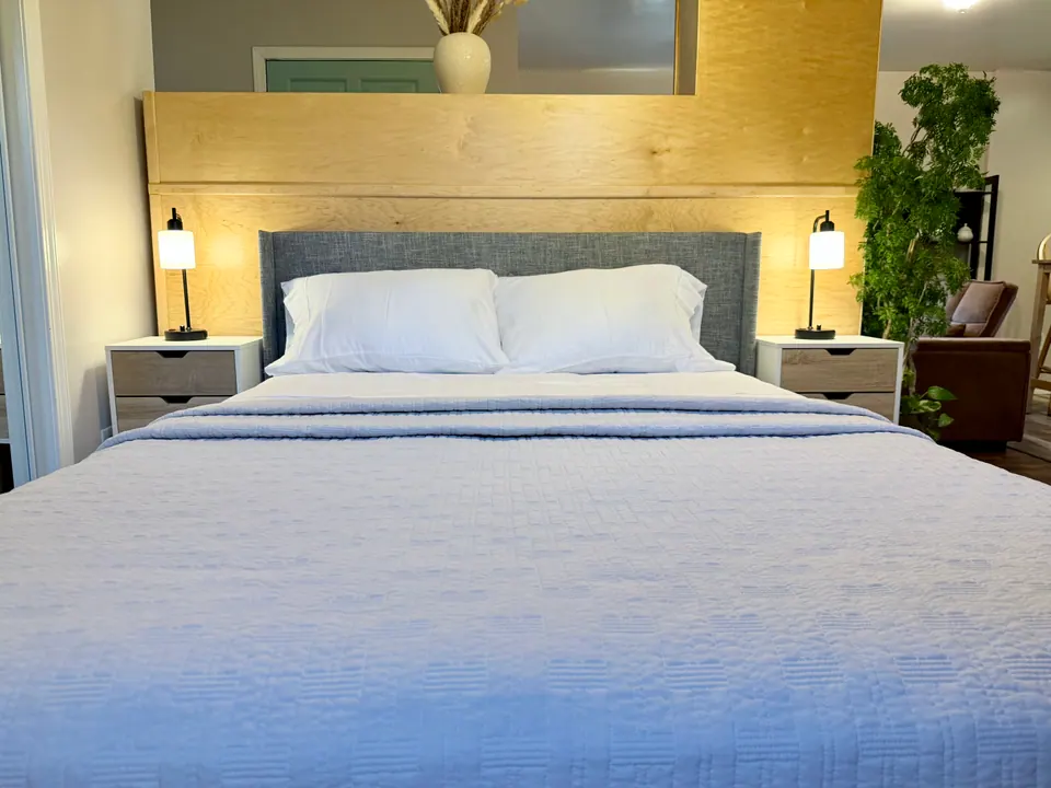 Queen bed with reading lamps on both sides